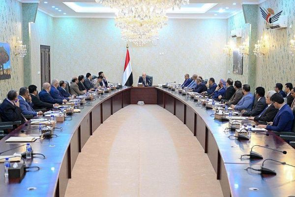 "العليمي" يشدد على تأمين متطلبات الجيش وإنشاء هيئة رعاية الجرحى