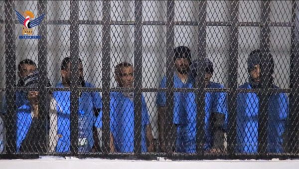 الفاجعة في صنعاء.. أمهات وآباء وإخوة وزوجات ينهارون أمام محكمة الحوثيين بعد صدور أوامر إعدام بحق ذويهم
