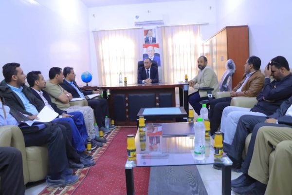 وزير الصناعة والتجارة يتفقد مكتب الوزارة في مأرب وينفذ زيارة ميدانية للرقابة على الأسواق..