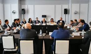 أسر العاملين الإنسانيين المعتقلين تطالب مشاورات مسقط بالضغط للإفراج الفوري عن ذويهم