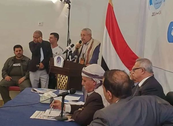 الحوثيون يُحكمون سيطرتهم على جناح المؤتمر في صنعاء.. فصل الأمين العام المختطف وتعيين بن حبتور بدلًا عن أحمد علي