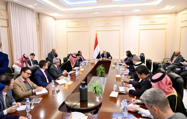 العليمي يحث الدول العشر على ترجمة القرارات السيادية إلى إجراءات عملية في مجلس الأمن