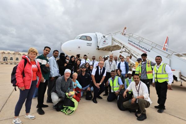 الخارجية تعلن اكتمال نقل 609 سياح أجانب من سقطرى إلى جدة عبر 4 رحلات لليمنية