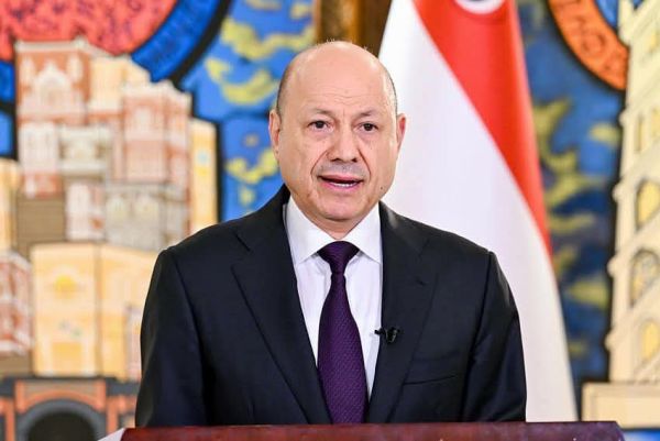 العليمي يعلن نجاح عملية استلام المعسكرات وتشكيل لجنة عسكرية عليا لاستعادة مؤسسات الدولة سلما أو حربًا