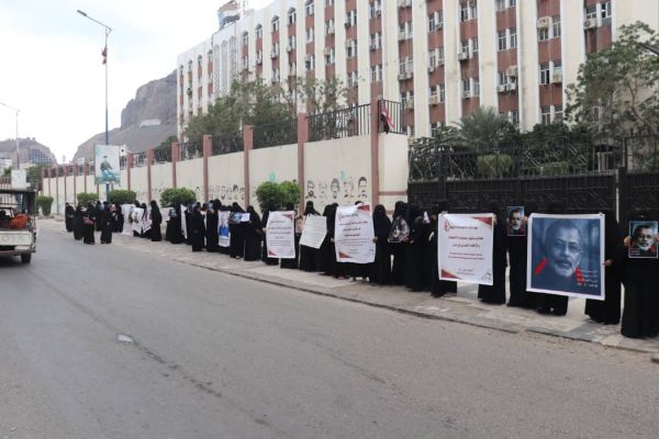 "أمهات المختطفين" تطالب بكشف مصير المخفيين قسراً في عدن وإنهاء ملف السجون السرية