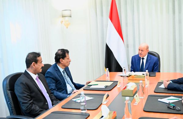 الرئيس يناقش مع محافظي المهرة وشبوة الأوضاع العامة وتحسين الخدمات وتعزيز الأمن
