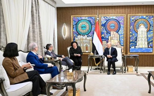 "العليمي" يؤكد التزام اليمن بالشراكة الوثيقة مع المجتمع الدولي في مجال مكافحة الإرهاب وحماية الممرات المائية