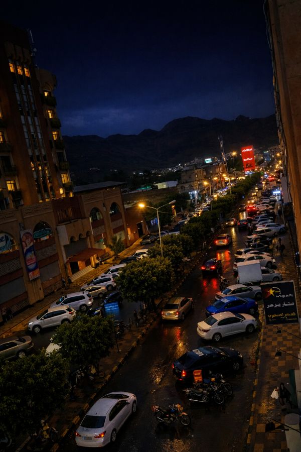 صنعاء.. مليشيا الحوثي تختطف عاملاً في صالون حلاقة لمشاهدته مسلسلاً بدلاً من خطاب زعيم الجماعة