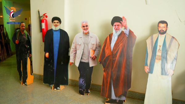 المرشد الإيراني المقتول علي خامنئي يظهر إلى جانب سليماني وحسن نصر الله في صنعاء..لماذا؟