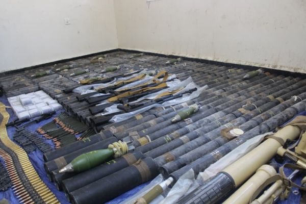 حضرموت.. ضبط أسلحة وقذائف منهوبة من معسكر مطار الريان قبل بيعها