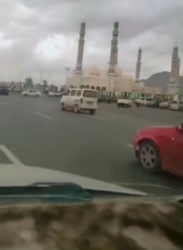 زامل في ميدان السبعين يثير الجدل ويعكس رسائل تتجاوز الطابع الفني