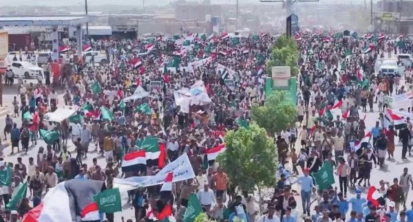 المخا.. تظاهرة حاشدة تنديداً بالتدخلات الإيرانية ودعماً للسعودية ودول الخليج