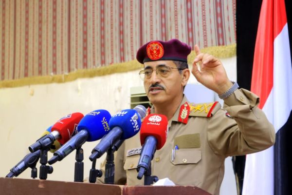 وزير الدفاع يؤكد أن دماء الشهداء هي الشعلة التي ستضيء طريق الأحرار نحو العاصمة صنعاء