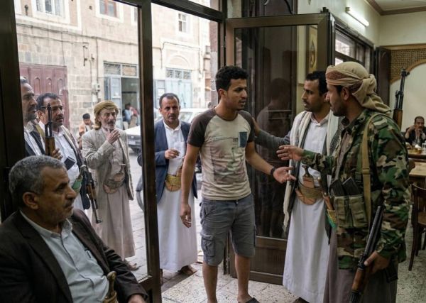 تصاعد القيود الاجتماعية في صنعاء.. منع البناطيل القصيرة يعيد الجدل حول الحريات