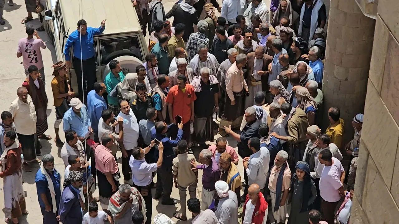 مشايخ ووجهاء "الرجاعية" وأسرة "آل المشمر" يقدمون اعتذارهم لمدير عام الشمايتين بتعز