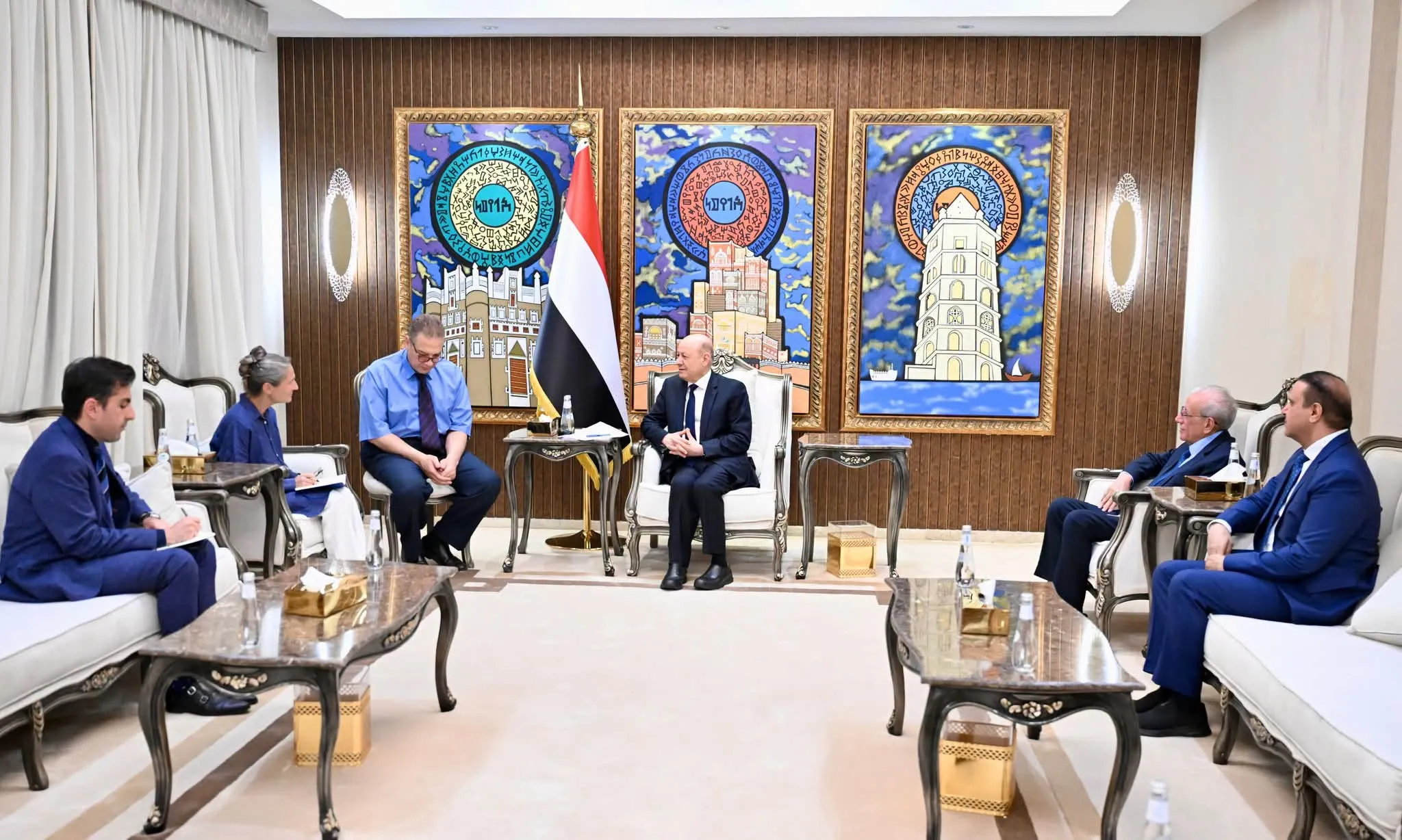 "العليمي".. يدعو الشركاء الأوروبيين للانتقال إلى إجراءات أكثر والانضمام إلى نظام العقوبات المفروضة على المليشيات الحوثية وداعميها