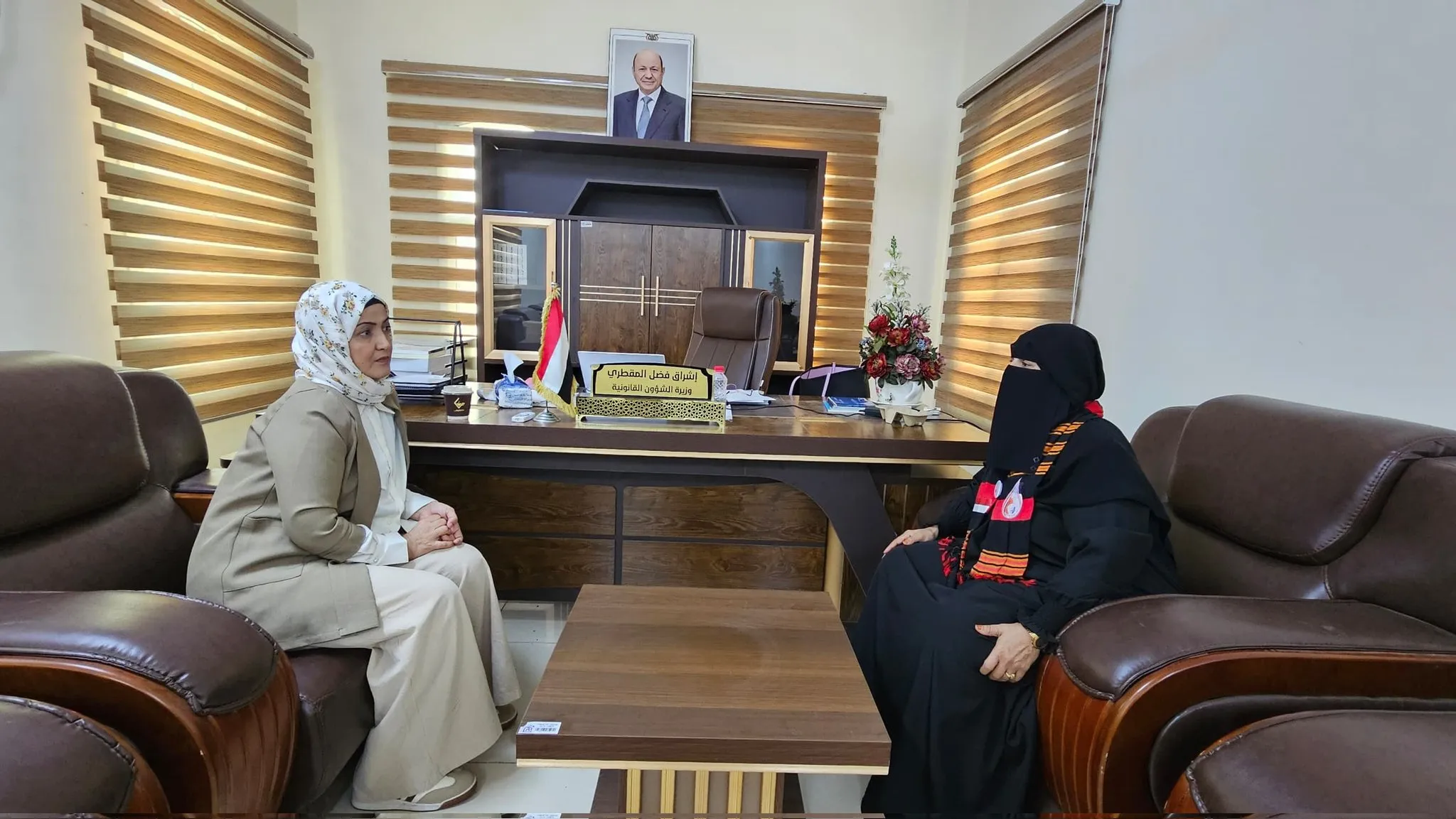 "أمهات المختطفين" و "وزارة الشؤون القانونية تبحثان تعزيز الحماية القانونية للمختطفين والمخفيين قسرًا