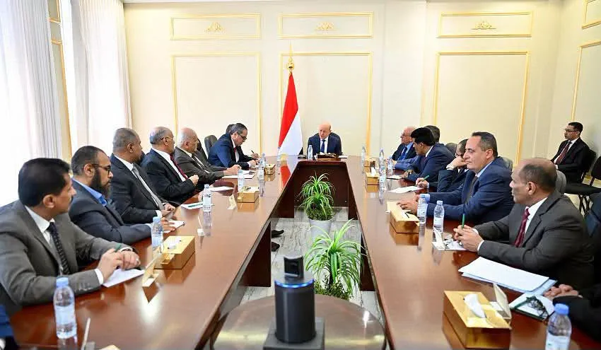 "العليمي" يدعو المكونات السياسية إلى تعزيز الجبهة الداخلية دعمًا لمشروع الدولة