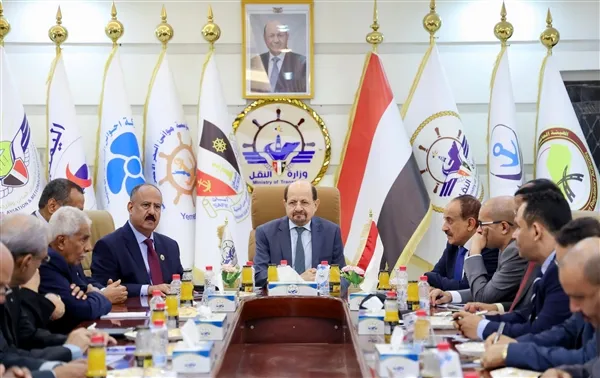 رئيس الوزراء: استهداف المليشيات الحوثية للموانئ تصعيد خطير يستهدف الاقتصاد الوطني