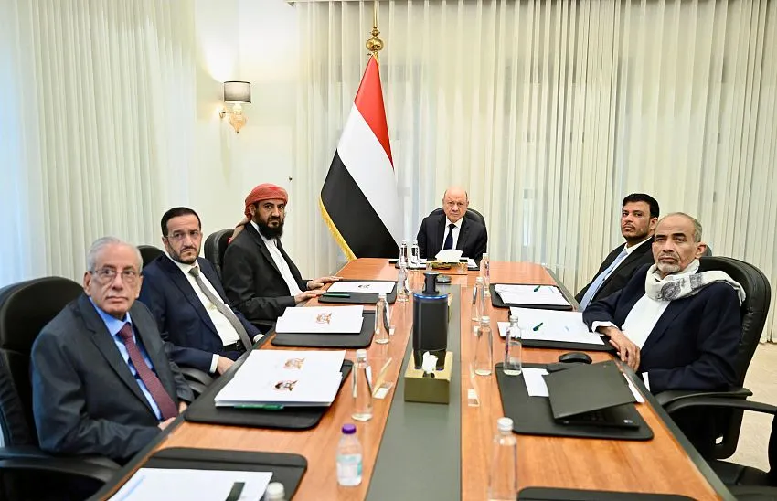 مجلس القيادة الرئاسي يوجه بإبقاء الجاهزية العسكرية عند مستوياتها القصوى