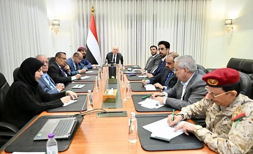 مجلس الدفاع الوطني يؤكد قدرة الدولة على استعادة المبادرة وعدم السماح بتحويل الساحل اليمني إلى منصة لابتزاز العالم
