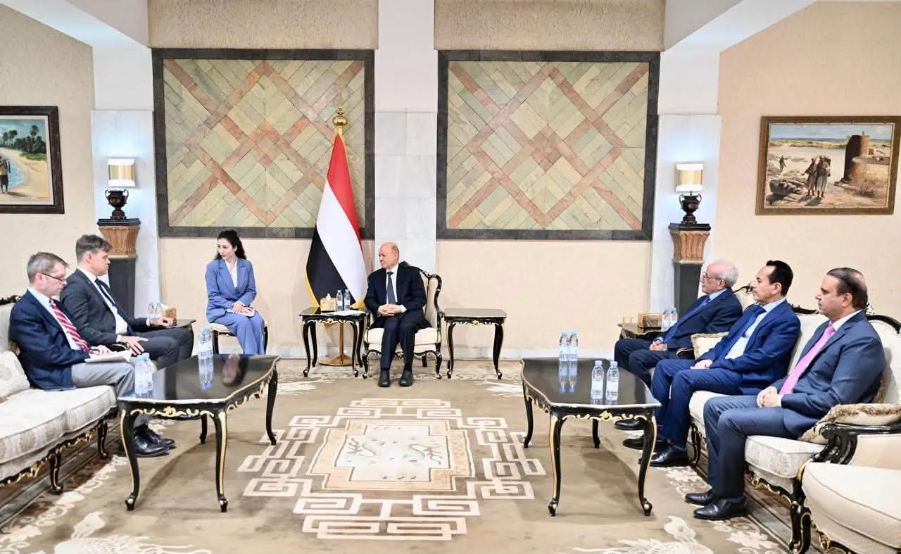 رئيس مجلس القيادة: عملية فجر اليمن ستمضي قدما في تحقيق أهدافها كاملة