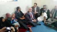 وفد حكومي يزور أسرة التربوي "طه فارع" التي تعرضت للتصفية من قبل الحوثيين