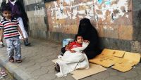 فقراء أمام مطاعم صنعاء