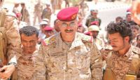 رئيس هيئة الأركان ومحافظ "صنعاء" يزوران أبطال الجيش في جبهة "نهم"