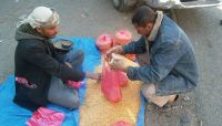 الحوثيون بصنعاء يديرون «سوقاً سوداء» للمواد الإغاثية