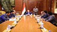الرئيس هادي يوجّه الحكومة بوقف تدهور الريال اليمني