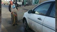 صحفي يلجأ لغسيل السيارات بعد إيقاف مليشيا الحوثي لراتبه
