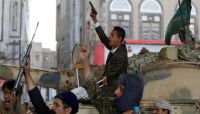 تصدع صفوف الانقلاب.. الحوثيون يحاصرون "بن حبتور" في صنعاء تمهيداً لتغييره