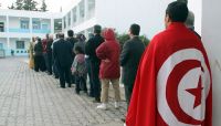 التونسيون يصوتون في أول انتخابات حرة وسط مصاعب اقتصادية