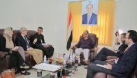 الحكومة تستنكر العراقيل التي يفرضها الحوثيون على وصول المساعدات إلى مستحقيها