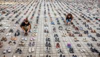 تضامنا مع فلسطين.. نشطاء يضعون آلاف الأحذية أمام مقرّ مجلس الاتحاد الأوروبي ببروكسل