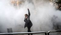 احتجاجات عارمة بمختلف المدن الإيرانية.. متظاهرون يهاجمون حوزة شيعية قرب طهران
