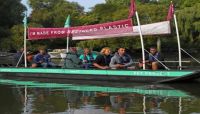 نشطاء البيئة يصنعون قارب من النفايات البلاستيكية في بريطانيا