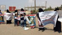 وقفة احتجاجية لأمهات المختطفين بعدن للمطالبة بالكشف عن مصير أبنائهن المخفيين