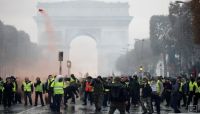 فرنسا.. تصاعد الاحتجاجات والشرطة تقمعها بإطلاق الغاز المسيل للدموع