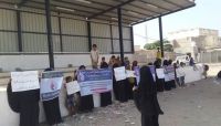 أمهات المختطفين تطالب بالكشف عن مصير "200" مخفي قسراً لدى الحوثيين بصنعاء