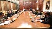 الرئيس هادي مع مستشاريه: طريقنا متمثل في التوافق الوطني ومرجعيات السلام