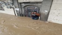 السيول الكثيفة تغرق أحياء وتجرف منازل بصنعاء والسكان يستغيثون "صور"