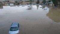 سيارات مواطنين احتجزتها المليشيا فطمرتها السيول بـ "عمران" (صورة)