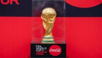 مجسم كأس العالم يحط الرحال بالسعودية قبل وصوله لقطر