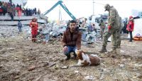 مواطن تركي يشارك مع كلبه في عمليات العثور على الناجين من الزلزال