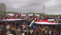 مواطنون في "المخأ والخوخة" ينددون بإرهاب المليشيا الحوثية في البحر الأحمر