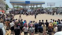 سائقو النقل الثقيل يواصلون اعتصامهم في "الحديدة" رفضاً لممارسات "الحوثيين"