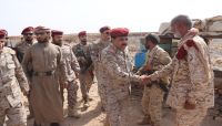 صعدة.. وزير الدفاع يتفقد المواقع الأمامية في جبهات كتاف والبقع