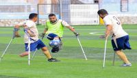 اليمنيون يتحدّون ألغام الحوثي بالعكاز والكرة.. أول مشاركة دولية لمنتخب مبتوري الأطراف